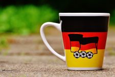 Tasse mit Fussball und Deutschland-Flagge darauf