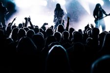 Zuschauer vor der Bühne eines Metal Konzert - Farmer Boys