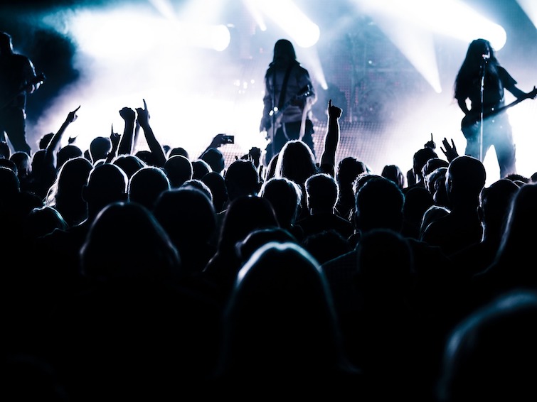 Zuschauer vor der Bühne eines Metal Konzert - Farmer Boys